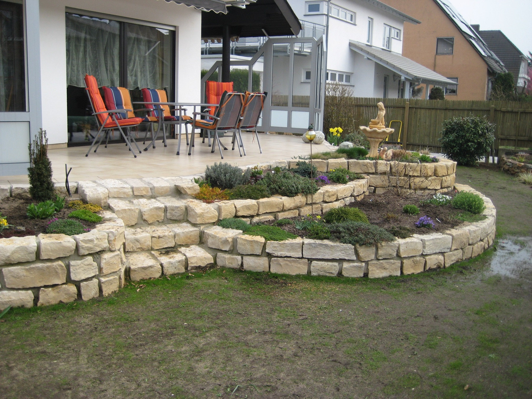 Gartenanlage mit Natursteinmauer