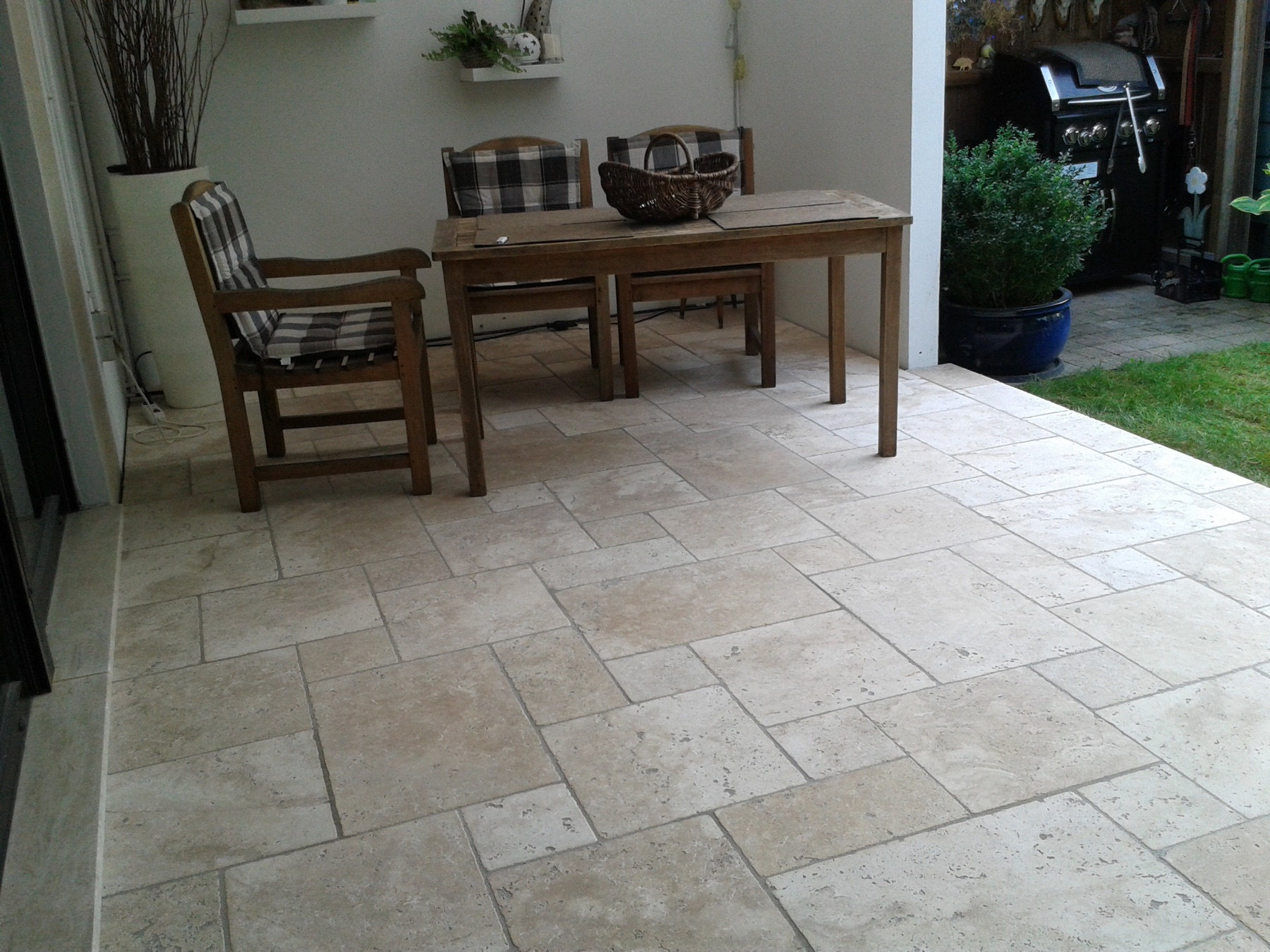 Terrasse mit Natursteinplatten